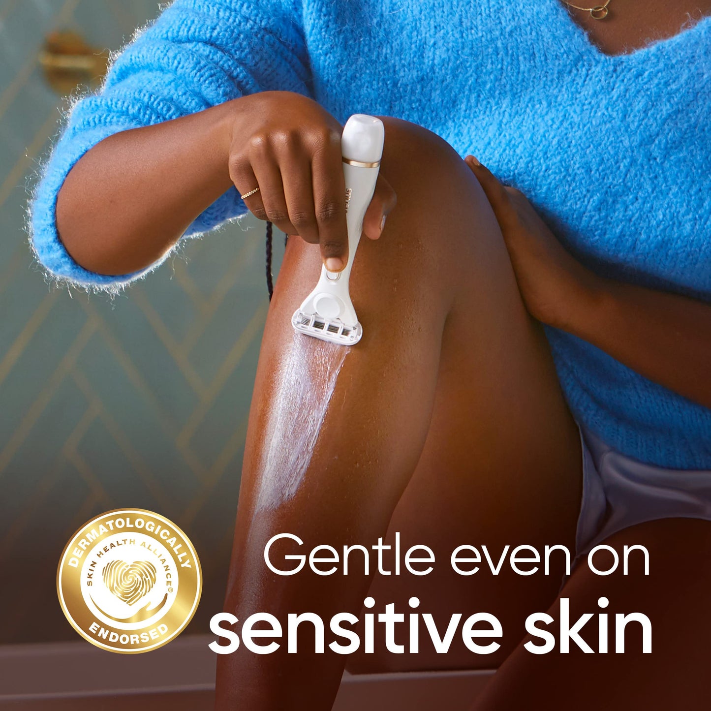 Gillette Venus Radiant Skin Moisturizing Women’s Razor For Dry And Sensitive Skin With Olay Moisturizer Dispenser, 1 Serum, And 1 Razor Blade Refill