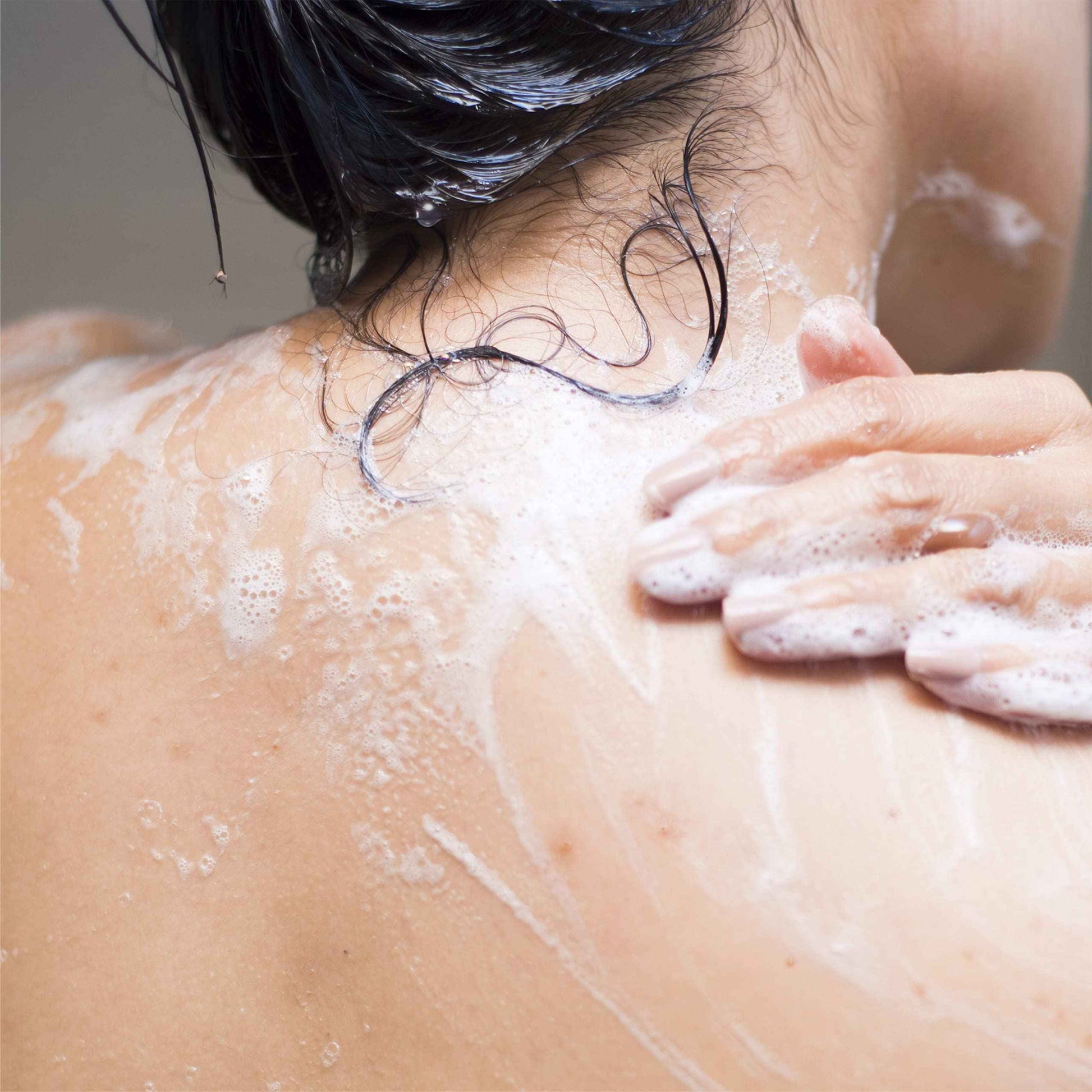 Neutrogena Body Clear Acne Treatment Body Wash with Salicylic Acid Acne Medicine, Pink Grapefruit Body Acne Cleanser to Prevent Breakouts on Back, Chest & Shoulders, 8.5 fl. oz, 3 Pack