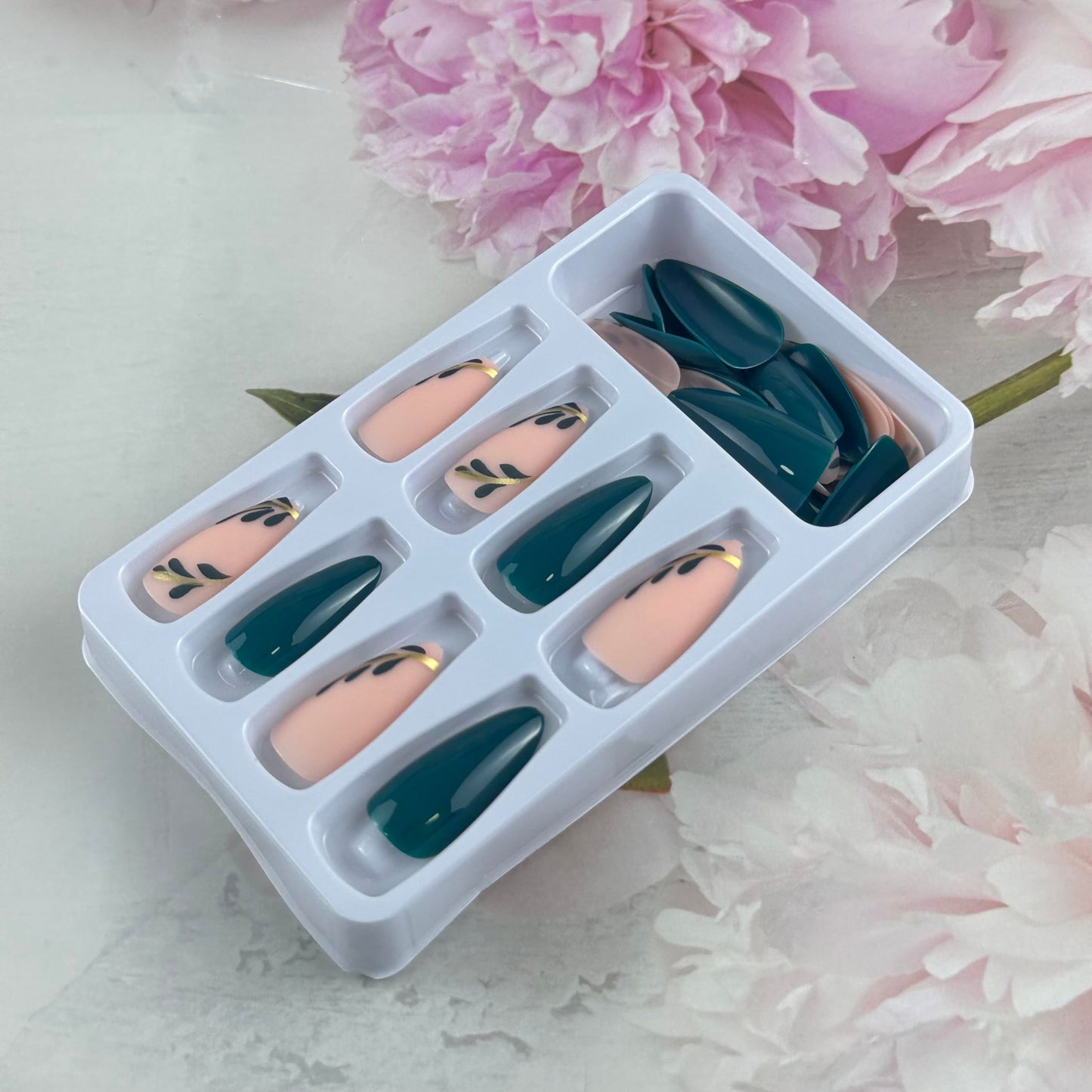 fuldgaenr Almond Fake Nails Press on Nails Medium Acrylic Green Full Cover Artificial Nail Almond Glue On Nails for Women