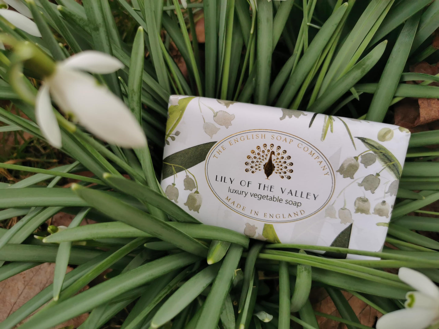 The English Soap Company Vintage Wrapped Soap Bar, Luxury Lily Shea Butter Soap Bar, Moisturising Soap Bar for Face and Body, Lily of the Valley Scent 190g