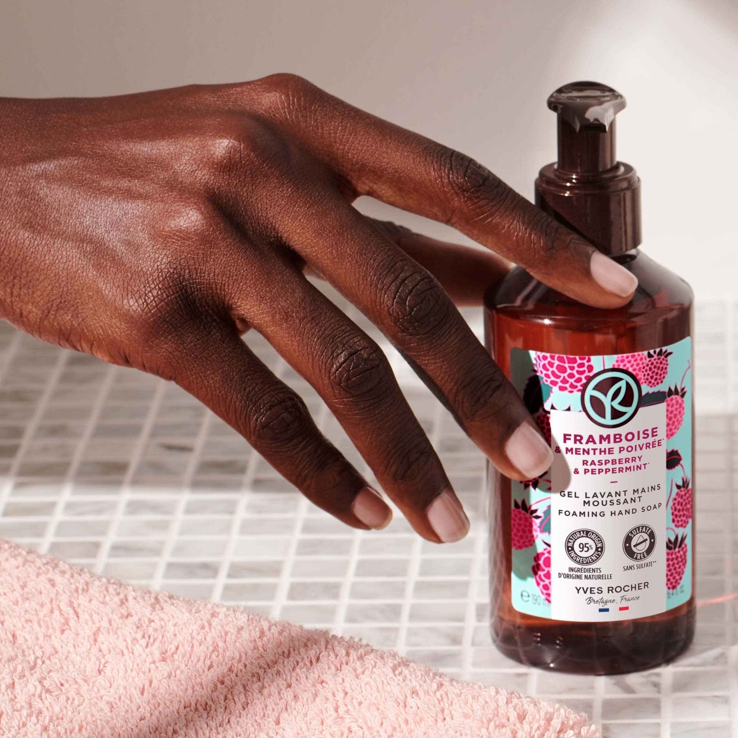 Yves Rocher Raspberry and Peppermint Energizing Bath and Shower Body Gel - 400 ml. / 13.5 fl.oz.