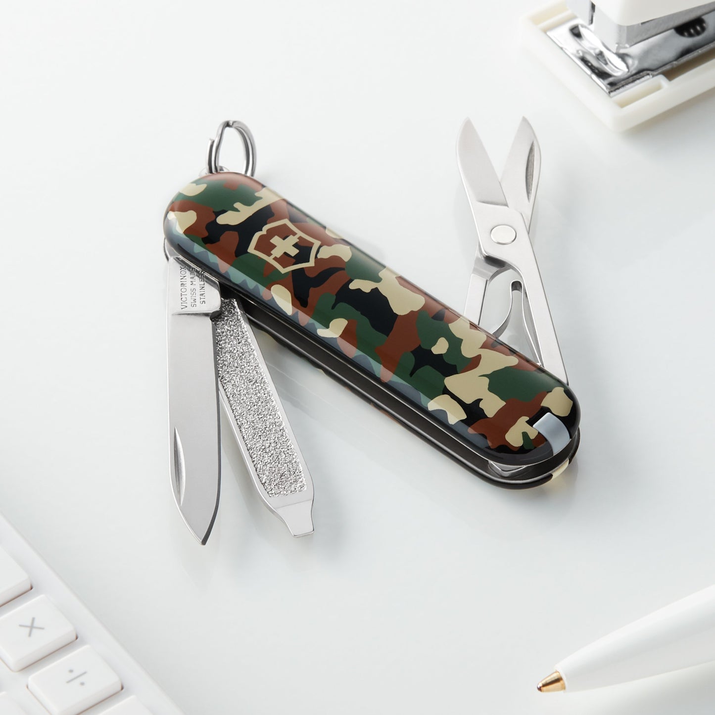 Victorinox Classic SD Swiss Army Knife, Compact 7 Function Swiss Made Pocket Knife with Small Blade, Screwdriver and Key Ring - Camo