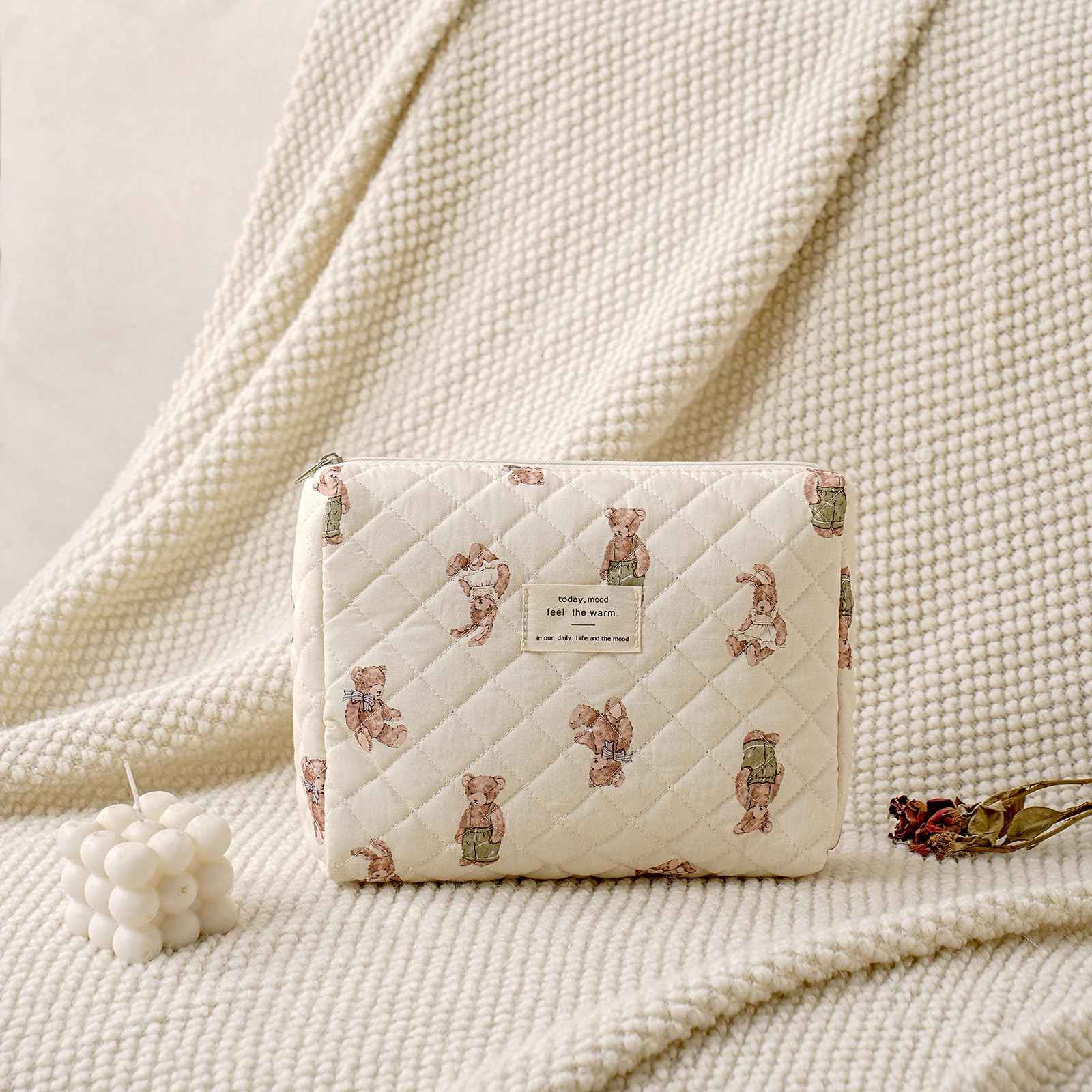 uekeboag Quilted Cotton Makeup Bag,Coquette Quilted Toiletry Bag for Women and Girls,Floral Coquette Pouch,Cute Kawaii Travel Cosmetic Bags(White Bear)