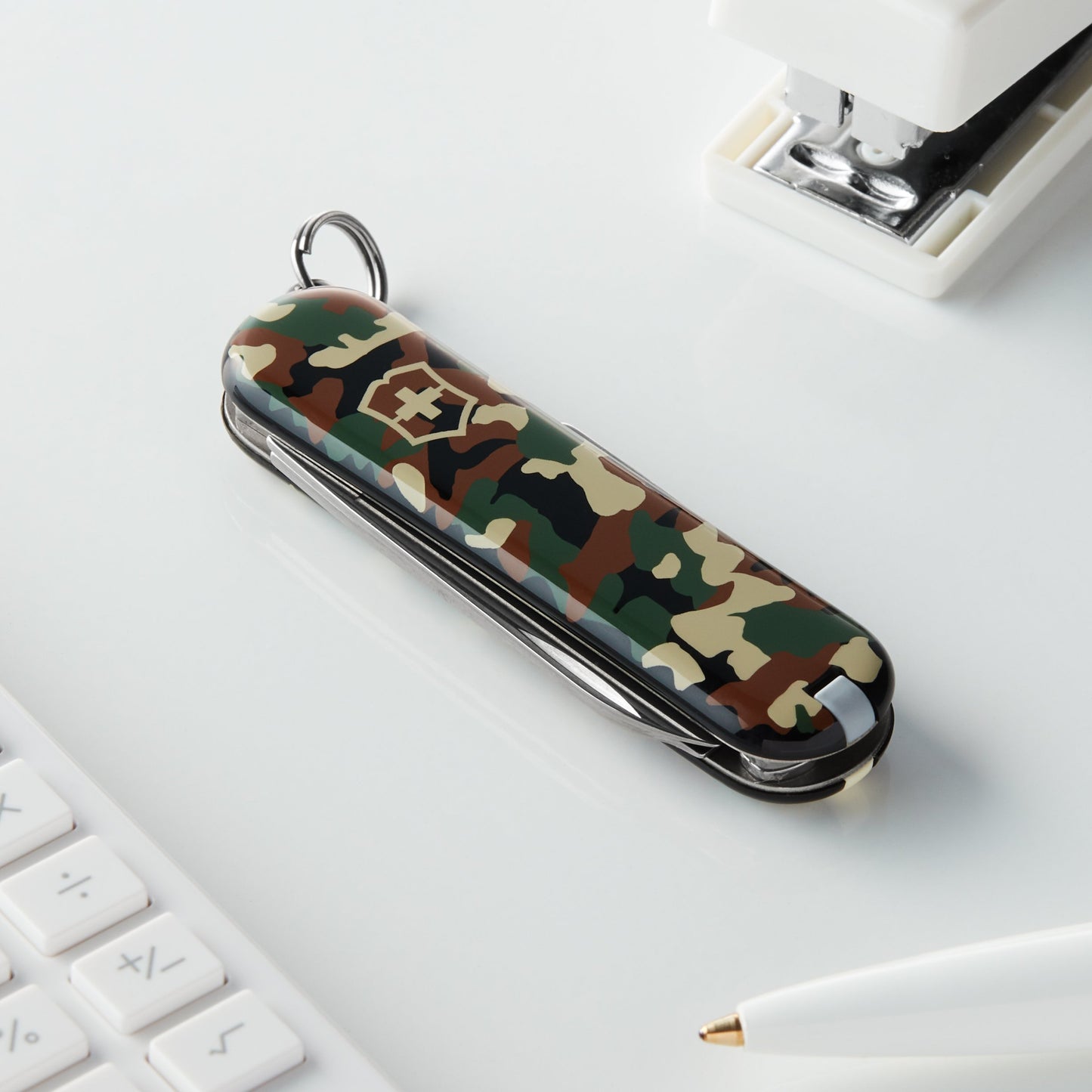 Victorinox Classic SD Swiss Army Knife, Compact 7 Function Swiss Made Pocket Knife with Small Blade, Screwdriver and Key Ring - Camo