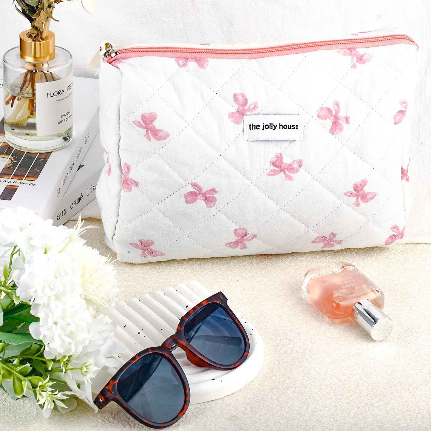 ZLFSRQ Cotton Quilted Makeup Bag for Women Cute Large White Bow Cosmetic Bag Coquette Preppy Zipper Puffy Makeup Pouch for Purse Portable Travel Toiletry Bags Cloth Storage Organizer Skincare Bags
