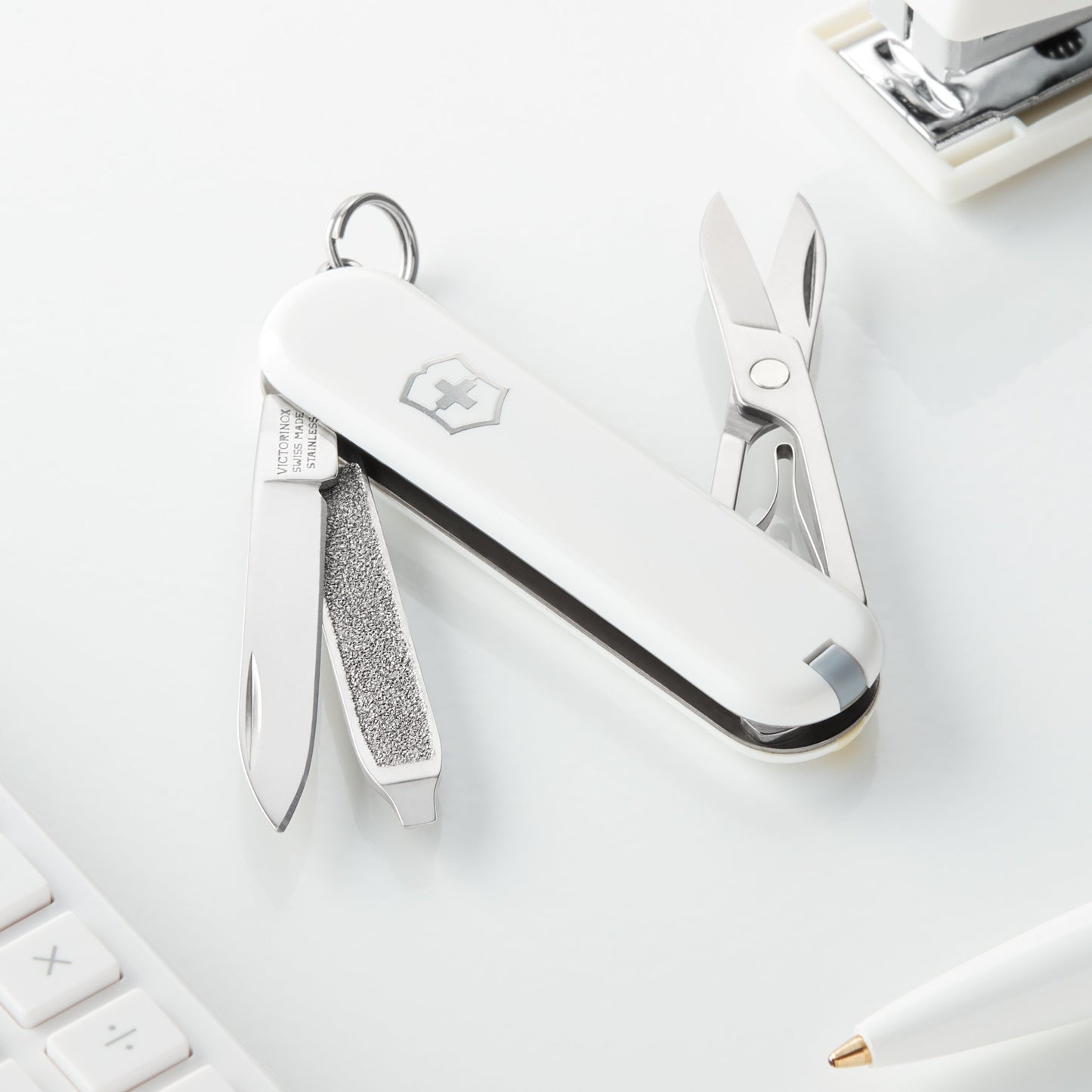 Victorinox Classic SD Swiss Army Knife, Compact, 7 Functions, Swiss Made Pocket Knife with Small Blade, Screwdriver and Key Ring - Falling Snow (White)