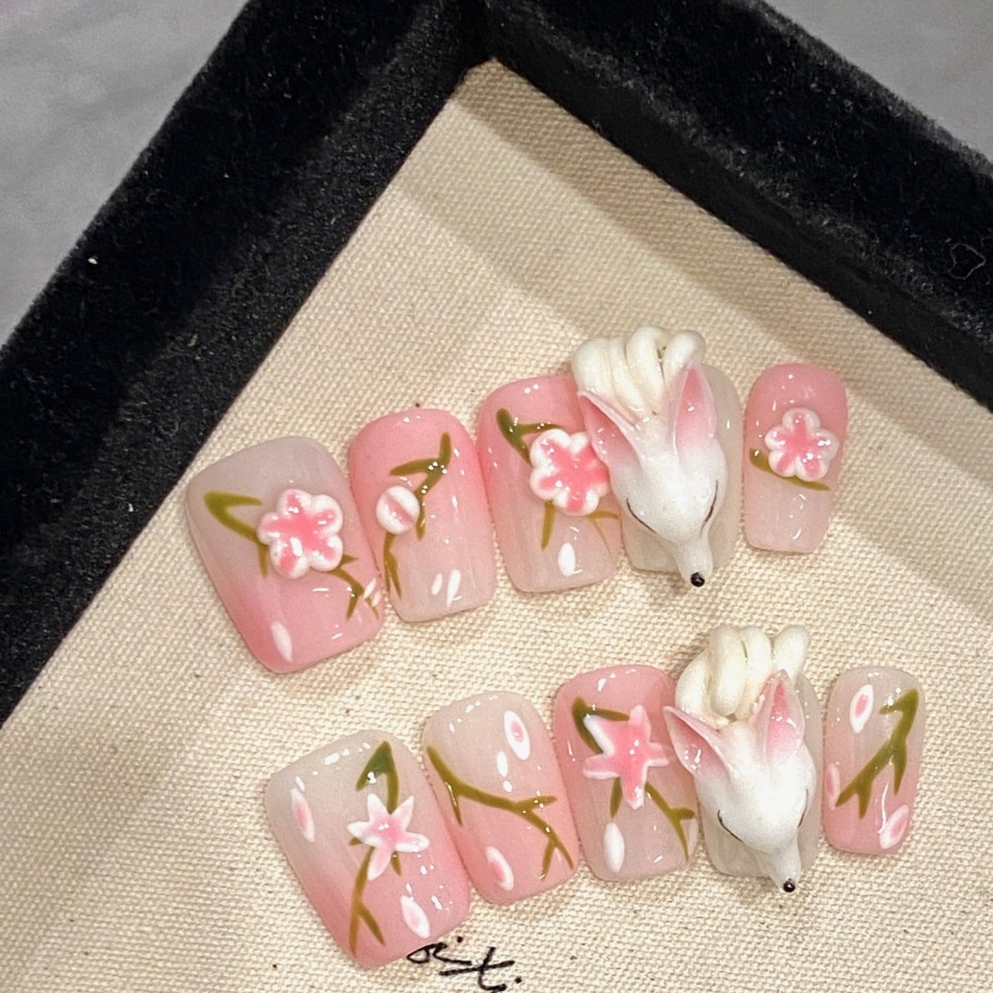 Wsiliana Nails Handmade Press On Nail Short Squoval False Nail Tip 10pcs Glue On Nail Cute Pig Design Storage Box(044 L)