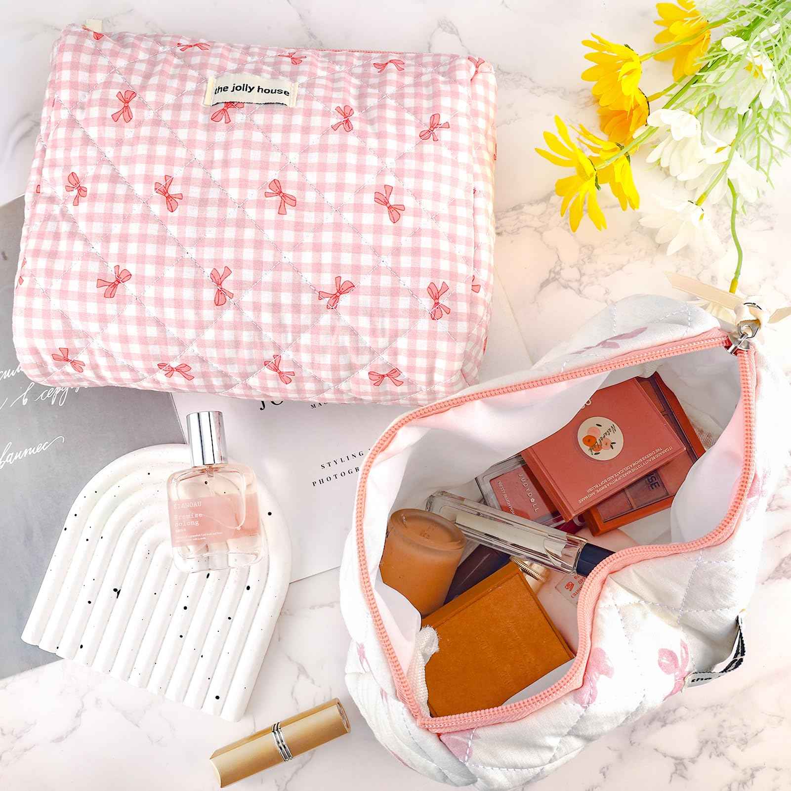 ZLFSRQ Cotton Quilted Makeup Bag for Women Cute Large White Bow Cosmetic Bag Coquette Preppy Zipper Puffy Makeup Pouch for Purse Portable Travel Toiletry Bags Cloth Storage Organizer Skincare Bags