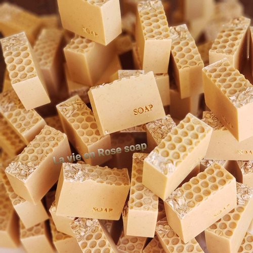 La Vie En Rose Goat Milk Soap Bars with Oatmeal & Raw Organic Honey For All Skin Types. Natural Face, Hand & Body Soap. Handmade In USA. (4 BARS with 4.8-5.3 oz EACH)