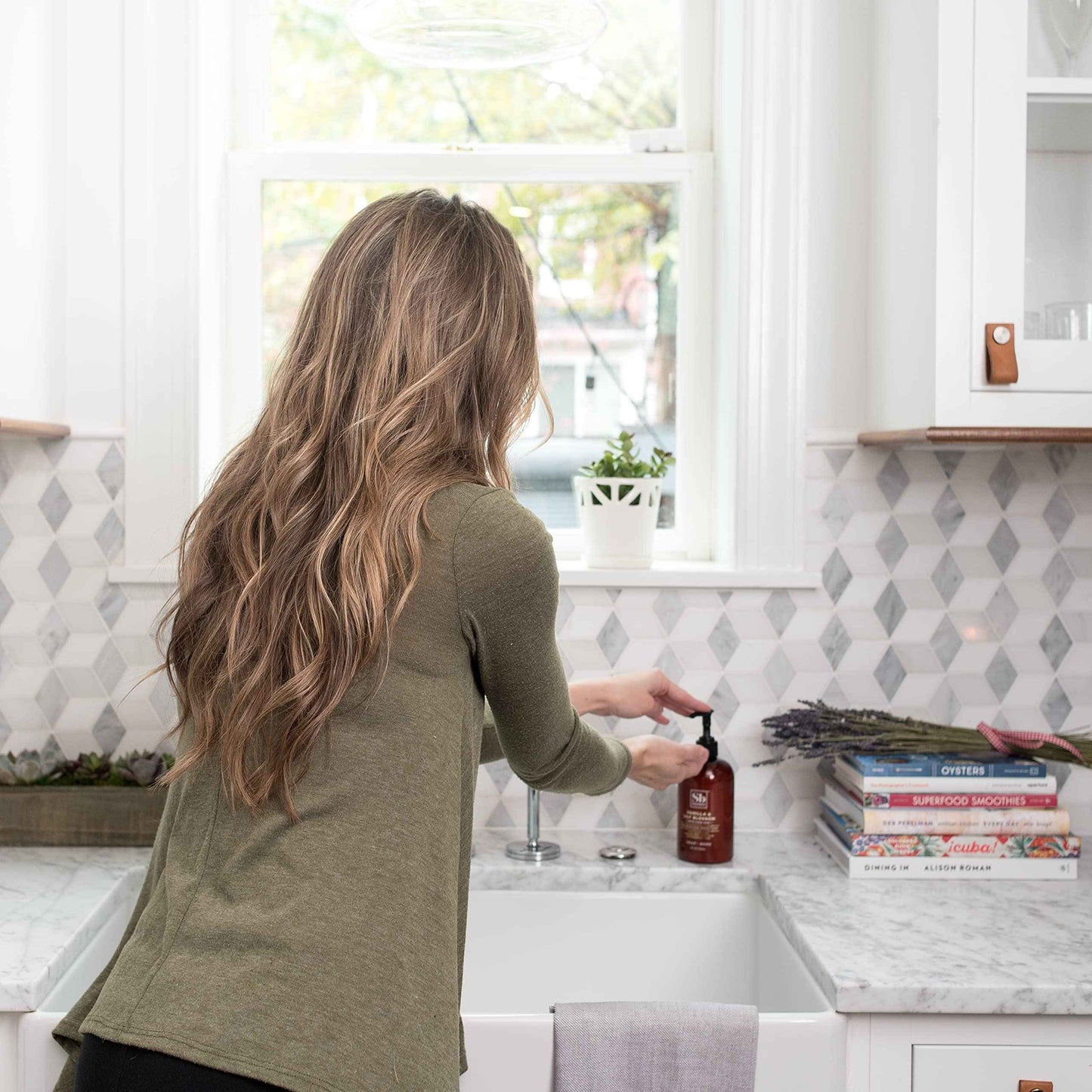 Soapbox Vanilla & Lily Blossom Liquid Hand Soap to Nourish & Add Moisture to Skin, Packed With Shea Butter to Lock-In Moisture - 1 x 340g