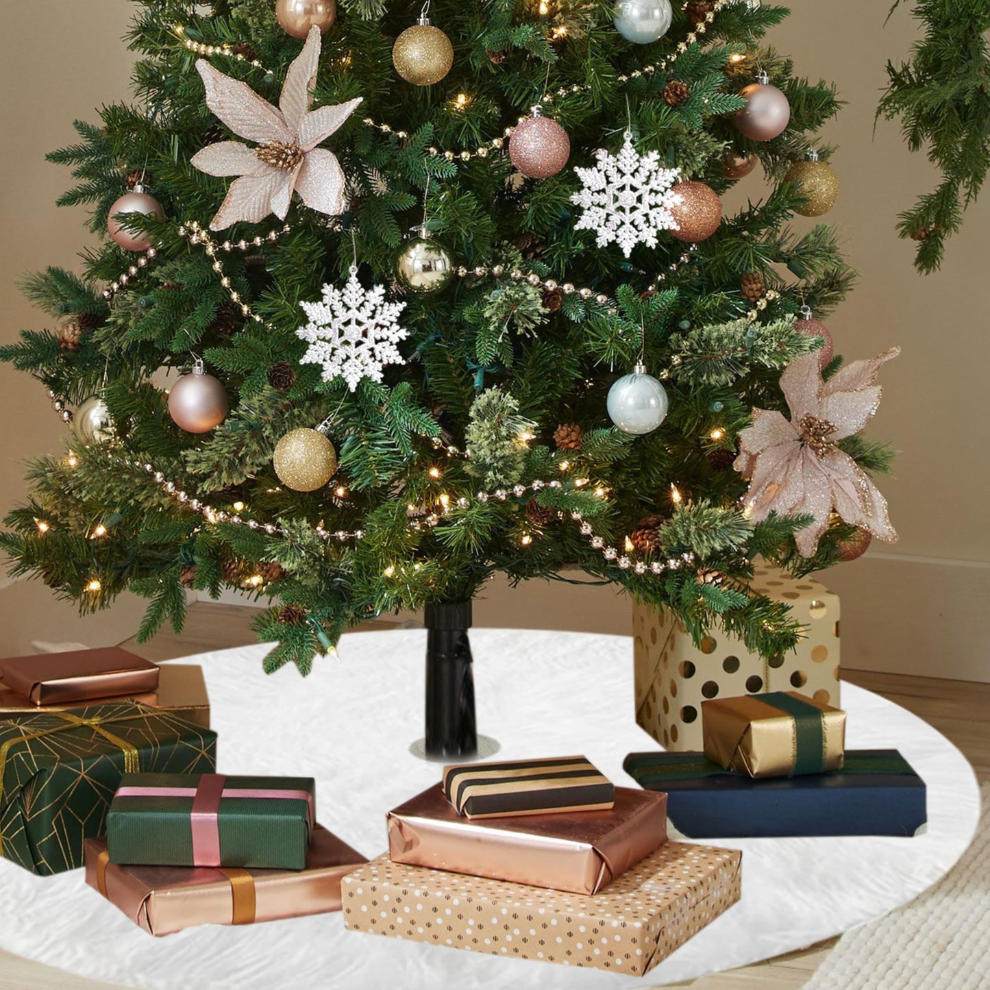 White Christmas Tree Skirts for Christmas Decorations 48 Inches. The Bare Base of Xmas Tree for Christmas Parties and Holidays - White Faux Fur Tree Skirt for a Chic Christmas Look in Christmas Party.